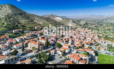 Aerial Blick aus der Vogelperspektive Kalavasos Village Tal, Larnaca, Zypern. Eine traditionelle Stadt mit keramischer Dachziegel ein griechisch-orthodoxen christlichen Kirche und Stockfoto