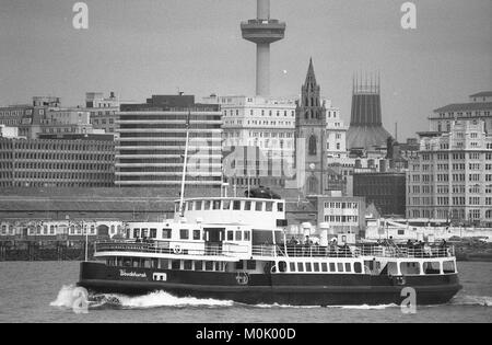 Die woodchurch Mersey Fähre über den Fluss Mersey im Sommer 1992 Stockfoto