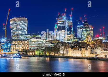 LONDON, GROSSBRITANNIEN - 05 Januar: Nachtansicht der Stadt London moderne Hochhäuser am Januar 05, 2018 in London. Stockfoto