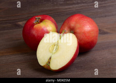 Rote Äpfel liegen auf einem Holzbrett Stockfoto