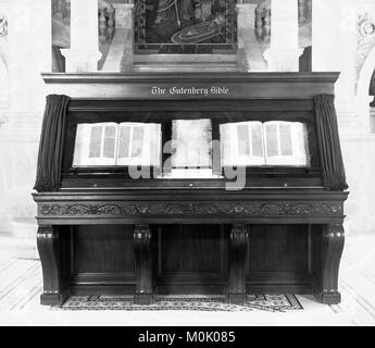 Gutenberg Bibel. Die US-Kongressbibliothek Exemplar der Gutenberg-bibel in 1937. Stockfoto