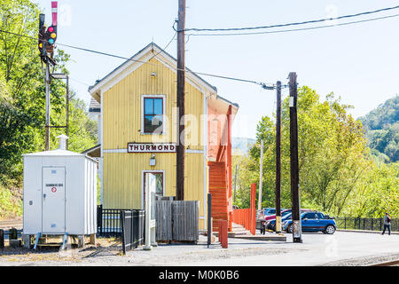 Thurmond, USA - 19. Oktober 2017: National Park Service Visitor Center und Bahnhof verlassenen Gebäude mit Vorzeichen in West Virginia ghost geschlossen Stockfoto