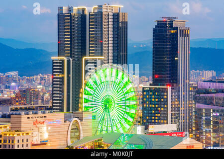 TAIPEI, Taiwan - 25 Dezember: Ansicht des Miramar Einkaufszentrum und moderne Wolkenkratzer Gebäude am 25. Dezember 2016 in Taipei Stockfoto