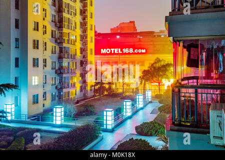 SHANGHAI, China - 05 Februar: Nachtansicht von High Rise Apartments mit Blick auf die Ein Motel 168 Motel in der Ferne am Februar 05, 2016 in Shanghai. Stockfoto