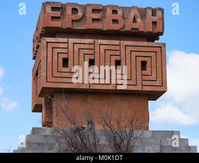 Yerevan, Armenien - 3. April 2017: riesige rote Stein Zeichen / Skulptur Besucher nach Eriwan von Seite der M4 in Richtung Sevan Region. Stockfoto