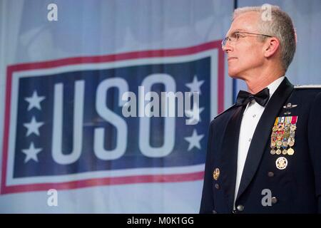 Us-Generalstabs Stellvertretender Vorsitzender Paul Selva begrüßt US-Soldaten während der USO Gala am Washington Marriott Marquis 19. Oktober 2017 in Washington, DC. Stockfoto