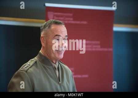 Us-Generalstabs Vorsitzender Joseph dunford an der Harvard University John-F.-Kennedy Schule der Regierung am 14. November 2017 in Cambridge, Massachusetts spricht. Stockfoto