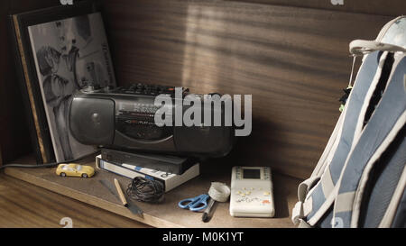 Retro Ghettoblaster Kassettenrecorder auf Tisch. Vintage Radio boombox auf dunklem Hintergrund. Alte Kassettenrecorder. Stockfoto