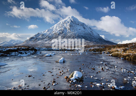 Stob Dearg, die Spitze am nördlichen Ende der Buachaille Etive Mor, vom Fluss Coupall in Glencoe, Schottland Stockfoto