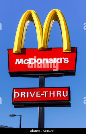 McDonald's Drive-thru Zeichen in London, England, Vereinigtes Königreich, Großbritannien Stockfoto