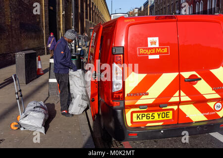 Royal Mail Postbote neben Royal Mail van vor der Kings Cross Station, London England Vereinigtes Königreich Großbritannien Stockfoto