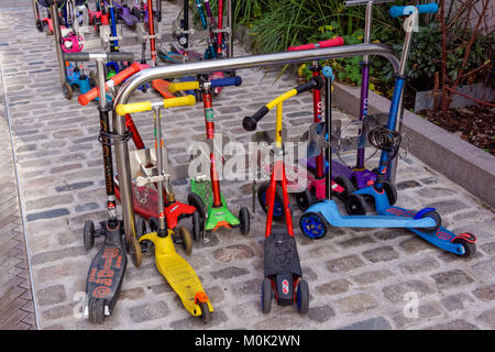 Kinder Roller außerhalb Kindergarten in London, England Vereinigtes Königreich Großbritannien Stockfoto