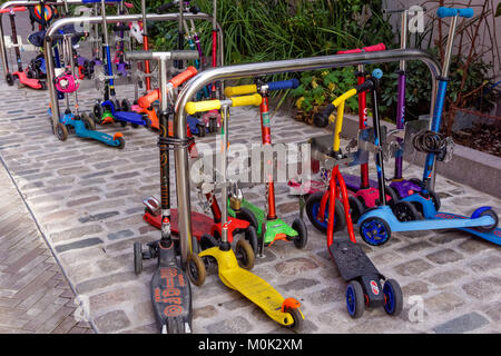 Kinder Roller außerhalb Kindergarten in London, England Vereinigtes Königreich Großbritannien Stockfoto