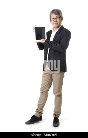 Die asiatische Mann stand auf dem weißen Hintergrund. Stockfoto