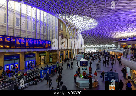 Innenansicht des Bahnhofs Kings Cross, Bahnhofsgebäude, London England Vereinigtes Königreich Großbritannien Stockfoto