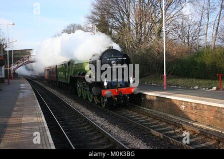 A1 Dampflokomotive Tornado auf einem Testlauf mit Unterstützung Trainer - Garforth, Yorkshire, Großbritannien, 28. Januar 2009 Stockfoto