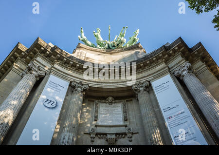 Paris, Frankreich, 21. Mai 2017: Der südlichen Winkel der Hauptfassade des Grand Palais ist overhanged durch eine Kupfer Skulptur einer Quadriga von französischen sc Stockfoto