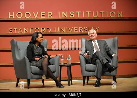 Der frühere US-Außenminister Condoleezza Rice (links) und die US-amerikanische Außenministerin Rex Tillerson sprechen an der Stanford University Hoover Institut Januar 17, 2018 in Stanford, Kalifornien. Stockfoto