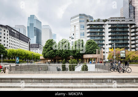 Esplanade de la Defense der U-Bahn station mit Fahrrad Park am Fuße von Wohngebäuden im Business Viertel von Paris La Defense. Stockfoto