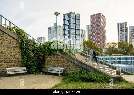 Paris, Frankreich, November 1, 2017: Viele Leute gehen Joggen auf der Ile aux Cygnes, eine lange und schmale Insel auf der Seine im Südwesten der Stadt, f Stockfoto