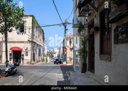 TEL AVIV, Israel - 18. AUGUST 2010: Horizontale Bild von normalen Straßen mit traditionellen Häusern in Tel Aviv, Israel Stockfoto