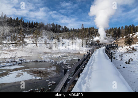 Schnee umgibt die Drachen Mund Feder in der Schlammvulkan im Yellowstone National Park im Winter Dezember 7, 2017 in Wyoming. Stockfoto