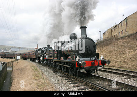 Lancashire und Yorkshire Dampflok und Standard 4 Dampflok am Keighley und Worth Valley Railway - Keighley, West Yorkshire, UK - 14. Februar Stockfoto