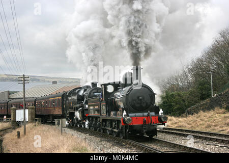 Lancashire und Yorkshire Dampflok und Standard 4 Dampflok am Keighley und Worth Valley Railway - Keighley, West Yorkshire, UK - 14. Februar Stockfoto