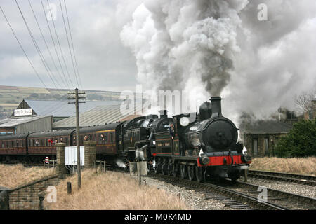 Lancashire und Yorkshire Dampflok und Standard 4 Dampflok am Keighley und Worth Valley Railway - Keighley, West Yorkshire, UK - 14. Februar Stockfoto