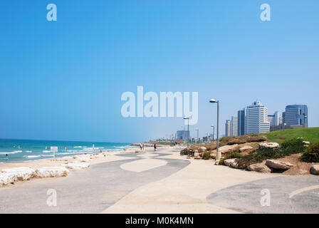 TEL AVIV, Israel - 18. AUGUST 2010: Horizontale Bild von Gordon Strand mit einige Gebäude in Tel Aviv, Israel Stockfoto