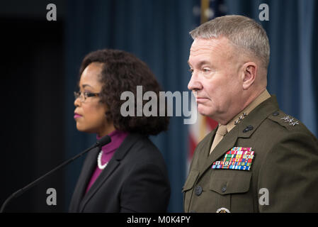 Us-Assistent der Verteidigung Staatssekretär für öffentliche Angelegenheiten Dana White (links) und die US-amerikanische Joint Staff Regisseur Kenneth McKenzie sprechen bei einer Pressekonferenz im Pentagon Januar 11, 2018 in Washington, DC. Stockfoto