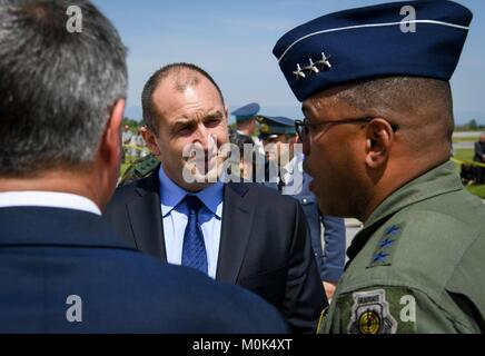 Bulgarische Präsident Pansen Radev besucht die Ankunft von zwei US-amerikanischen F-35 ein Lightning II Stealth Fighter Aircraft April 28, 2017 an Graf Ignatiewo Air Base, Bulgarien. Die Flugzeuge sind Teil eines NATO-Schulung Bereitstellung. Stockfoto