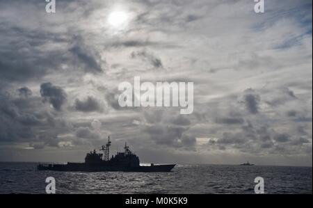 140126-N-XD 424-035 PAZIFISCHEN OZEAN (Jan. 27, 2014) Die geführte-missile Cruiser USS Chosin (CG65) arbeitet mit anderen Kreuzer und Zerstörer während der Übung Koa Kai 14-1 in Gewässern in der Nähe von Hawaii. Koa Kai ist eine halbjährliche Übung, verbessert die Zusammenarbeit, die Bereitschaft und die Fähigkeit der Streitkräfte schnell auf Krisen zu reagieren, die von bewaffneten Konflikten zu humanitärer Hilfe. (U.S. Marine Foto von Mass Communication Specialist 2. Klasse Dustin W. Sisco/Freigegeben) Stockfoto