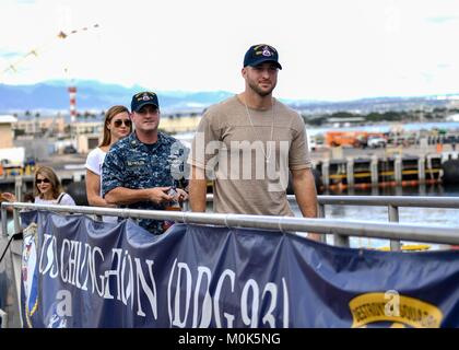 Ehemalige der National Football League (NFL) Fußball-Spieler Tim Tebow visits US Navy Matrosen an Bord der US-Navy der Arleigh-Burke-Klasse geführte Anti-raketen-Zerstörer USS Chung-Hoon bei der gemeinsamen Basis Pearl Harbor-Hickam Januar 11, 2018 in Pearl Harbor, Hawaii. Stockfoto