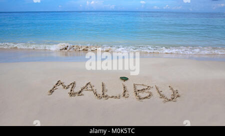 Malibu auf dem Sand am Meer geschrieben Stockfoto