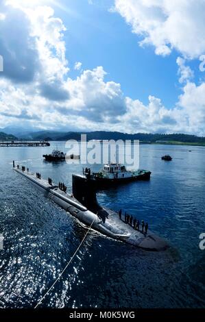 Schlepper abschleppen des U.S. Navy Virginia-Klasse schnell-Angriffs-U-Boot USS Texas in den Port 10. November 2011 in Subic Bay, Philippinen. Stockfoto