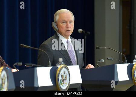 Us-Justizminister Jeff Sessions spricht während der zweiten USA-Mexiko strategischen Dialog über die transnationalen kriminellen Organisationen des US-Außenministeriums, 14. Dezember 2017 in Washington, DC. Stockfoto