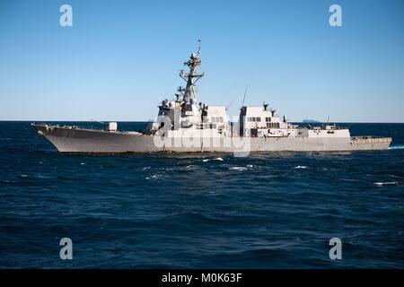 Die US-Marine der Arleigh-Burke-Klasse geführte Anti-raketen-Zerstörer USS Momsem parow unterwegs während der Übung Talisman Sabre Juli 24, 2013 in die Coral Sea. Stockfoto