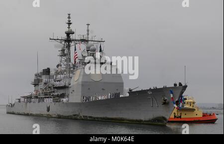 Die US-Marine Ticonderoga-Klasse geführte-missile Cruiser USS Cape St. George kehrt in die Marinebasis San Diego, 22. August 2012 in San Diego, Kalifornien. Stockfoto