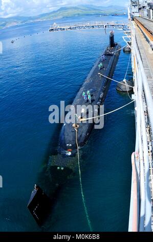 Schlepper abschleppen des U.S. Navy Virginia-Klasse schnell-Angriffs-U-Boot USS Texas in den Port 10. November 2011 in Subic Bay, Philippinen. Stockfoto