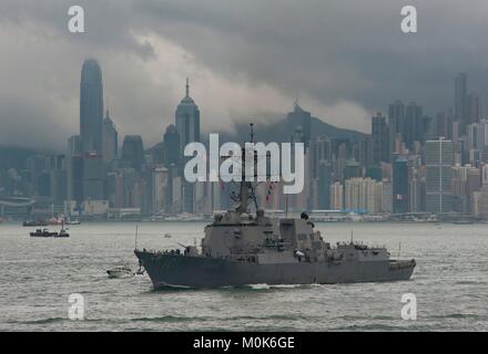 Die US-Marine der Arleigh-Burke-Klasse geführte Anti-raketen-Zerstörer USS Gridley parow unterwegs 22. Mai, in Hongkong, China, 2011. Stockfoto