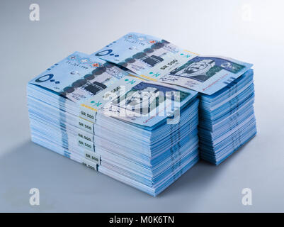 Stapel von Saudi Riyal Banknoten von 500 mit Bild des King Abdulaziz Closeup Stockfoto