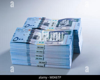 Stapel von Saudi Riyal Banknoten von 500 mit Bild des King Abdulaziz Closeup Stockfoto