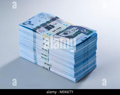 Stapel von Saudi Riyal Banknoten von 500 mit Bild des King Abdulaziz Closeup Stockfoto