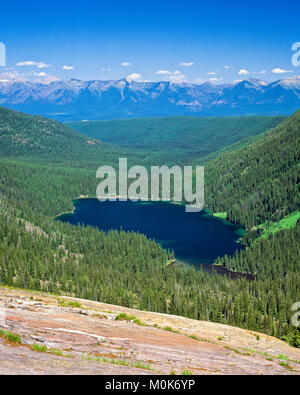 gletschersee in den Missionsbergen, mit dem Schwanengebirge in der Ferne, in der Nähe von condon, montana Stockfoto