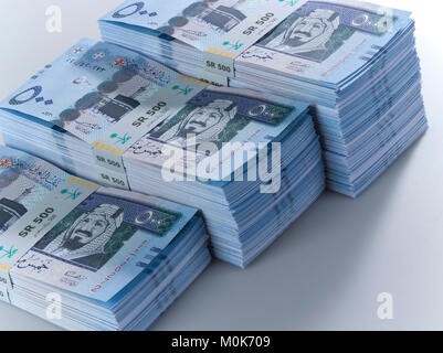 Stapel von Saudi Riyal Banknoten von 500 mit Bild des King Abdulaziz Closeup Stockfoto