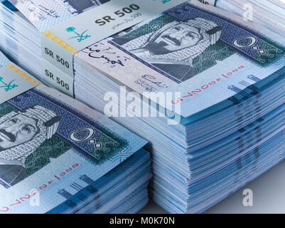 Stapel von Saudi Riyal Banknoten von 500 mit Bild des King Abdulaziz Closeup Stockfoto