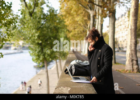 Spanischer Professor in freistehenden Pflicht arbeiten mit Laptop. Stockfoto