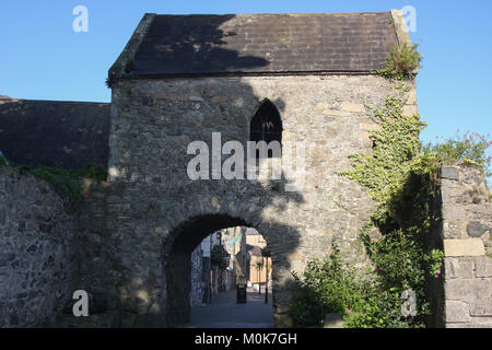 Die Tholsel in Carlingford, County Louth, Irland. Die Tholsel ist das letzte Tor in die ehemalige mittelalterliche Stadt Carlingford. Stockfoto