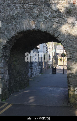 Die Tholsel in Carlingford, County Louth, Irland. Die Tholsel ist das letzte Tor in die ehemalige mittelalterliche Stadt Carlingford. Stockfoto